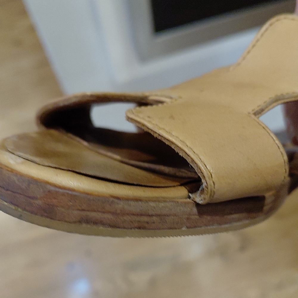 Tan Oran Sandals - Picture 4 of 4